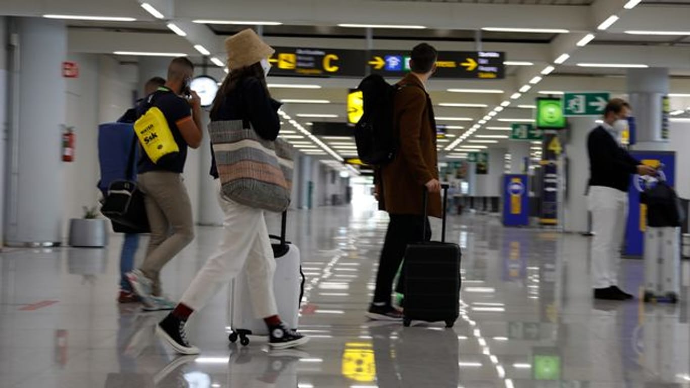 Passagiere kommen am Flughafen von Mallorca an.