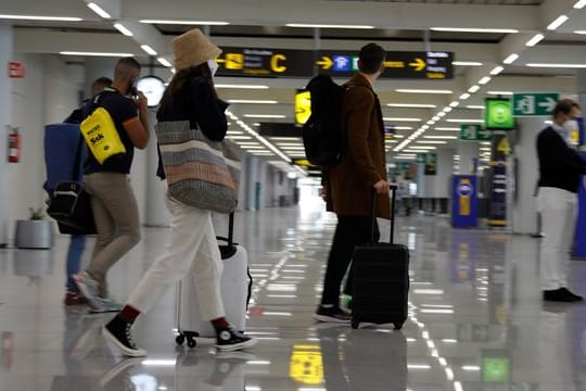 Passagiere kommen am Flughafen von Mallorca an.