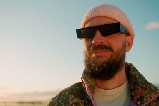 Clay Weishaar - einer der Entwickler - samt einer "Spectacles"-Brille.