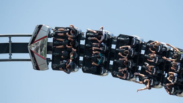 Besucher fahren im Europapark mit der Achterbahn "Silver Star".