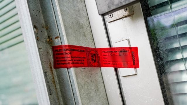 Ein Polizeisiegel klebt an einem Hauseingang in Kiel. Ein Polizeisiegel klebt an einem Hauseingang in Kiel.