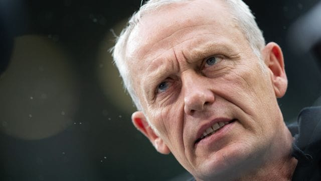 Glaubt wieder an volle Bundesliga-Stadien nach Corona: Freiburg-Coach Christian Streich. Glaubt wieder an volle Bundesliga-Stadien nach Corona: Freiburg-Coach Christian Streich.