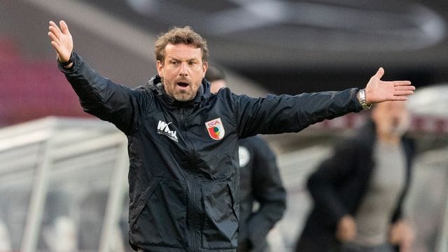 Will Bayern-Torjäger Lewandowski in Manndeckung nehmen lassen: FCA-Coach Markus Weinzierl. Will Bayern-Torjäger Lewandowski in Manndeckung nehmen lassen: FCA-Coach Markus Weinzierl.