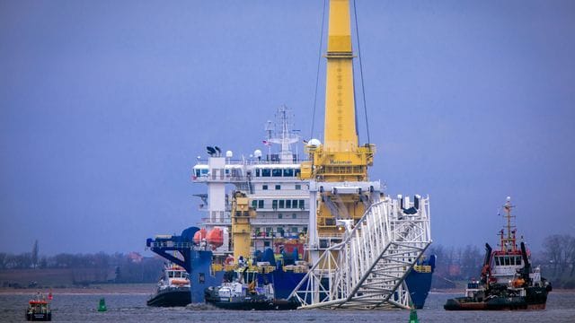 Das russische Rohr-Verlegeschiff "Akademik Tscherski" im Wismarer Seehafen. Das russische Rohr-Verlegeschiff "Akademik Tscherski" im Wismarer Seehafen.