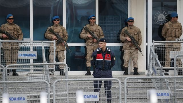 Soldaten sperren den Eingangsbereich des Gerichtsgebäudes in Silivri ab, in dem der Gezi-Prozess im Februar 2020 stattfand. Soldaten sperren den Eingangsbereich des Gerichtsgebäudes in Silivri ab, in dem der Gezi-Prozess im Februar 2020 stattfand.