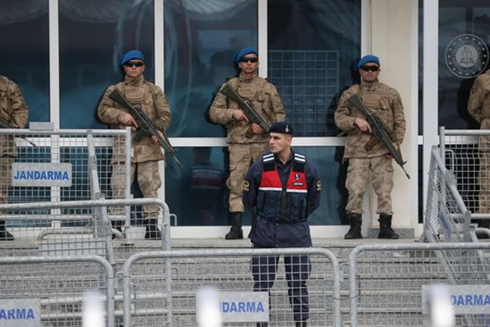 Soldaten sperren den Eingangsbereich des Gerichtsgebäudes in Silivri ab, in dem der Gezi-Prozess im Februar 2020 stattfand.