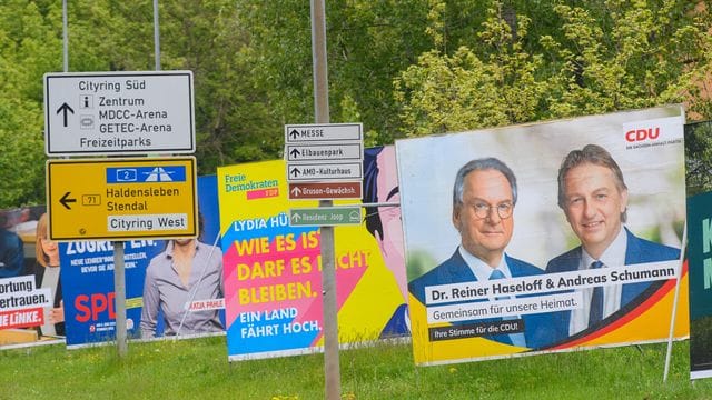 Wahlplakate für die Landtagswahl in Sachsen-Anhalt stehen in Magdeburg am Straßenrand. Wahlplakate für die Landtagswahl in Sachsen-Anhalt stehen in Magdeburg am Straßenrand.