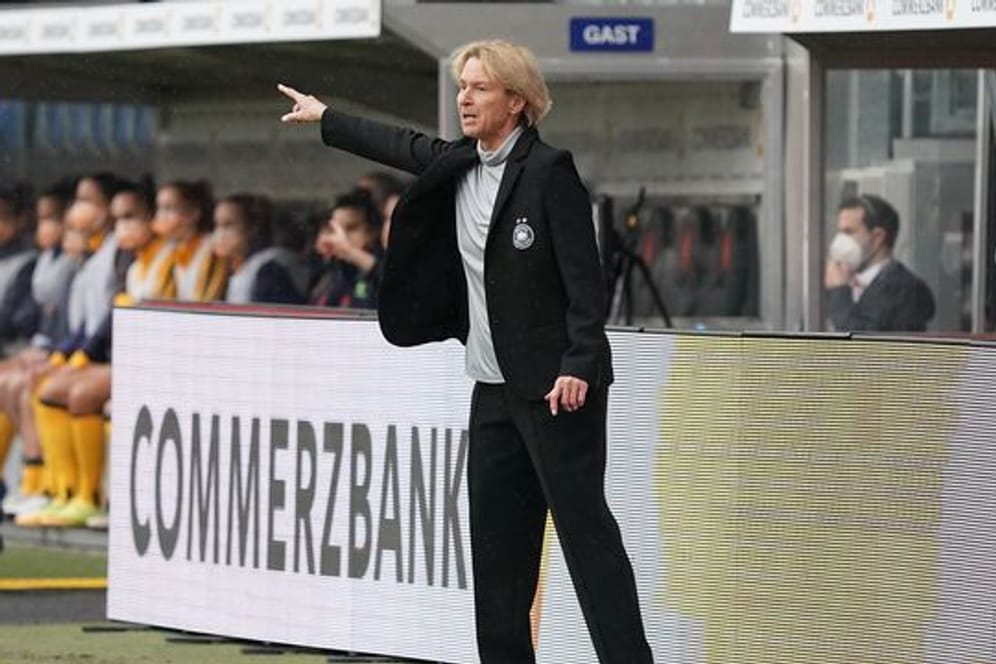 Frauen-Bundestrainerin Martina Voss-Tecklenburg trifft mit ihrem Team in Offenbach auf Chile.