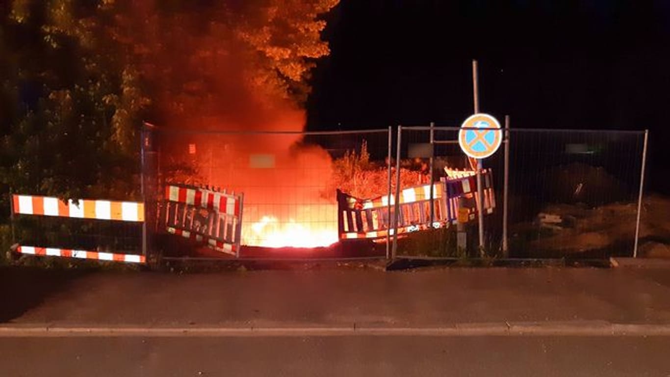 Starkstromkabel brennen in einer Baugrube in München.