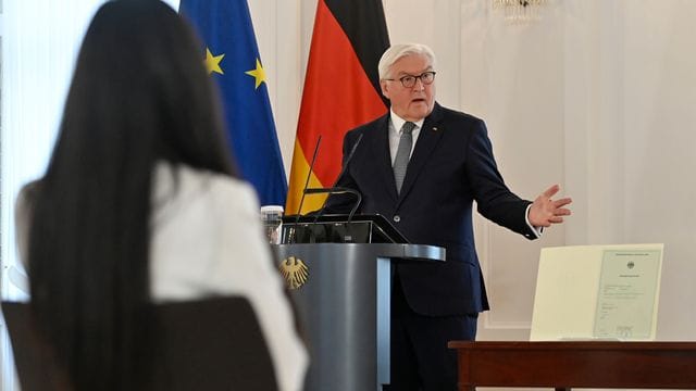 Bundespräsident Frank-Walter Steinmeier spricht bei der Einbürgerungszeremonie im Schloss Bellevue. Bundespräsident Frank-Walter Steinmeier spricht bei der Einbürgerungszeremonie im Schloss Bellevue.