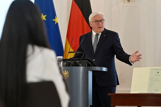 Bundespräsident Frank-Walter Steinmeier spricht bei der Einbürgerungszeremonie im Schloss Bellevue.
