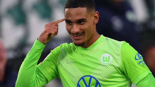 Wolfsburgs Maxence Lacroix bejubelt ein Tor.