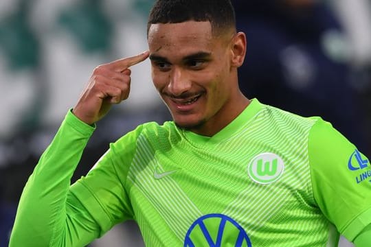 Wolfsburgs Maxence Lacroix bejubelt ein Tor.