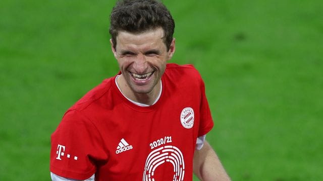 Bayerns Thomas Müller freut sich über den erneuten Gewinn der Deutschen Meisterschaft.