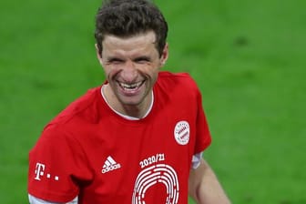 Bayerns Thomas Müller freut sich über den erneuten Gewinn der Deutschen Meisterschaft.