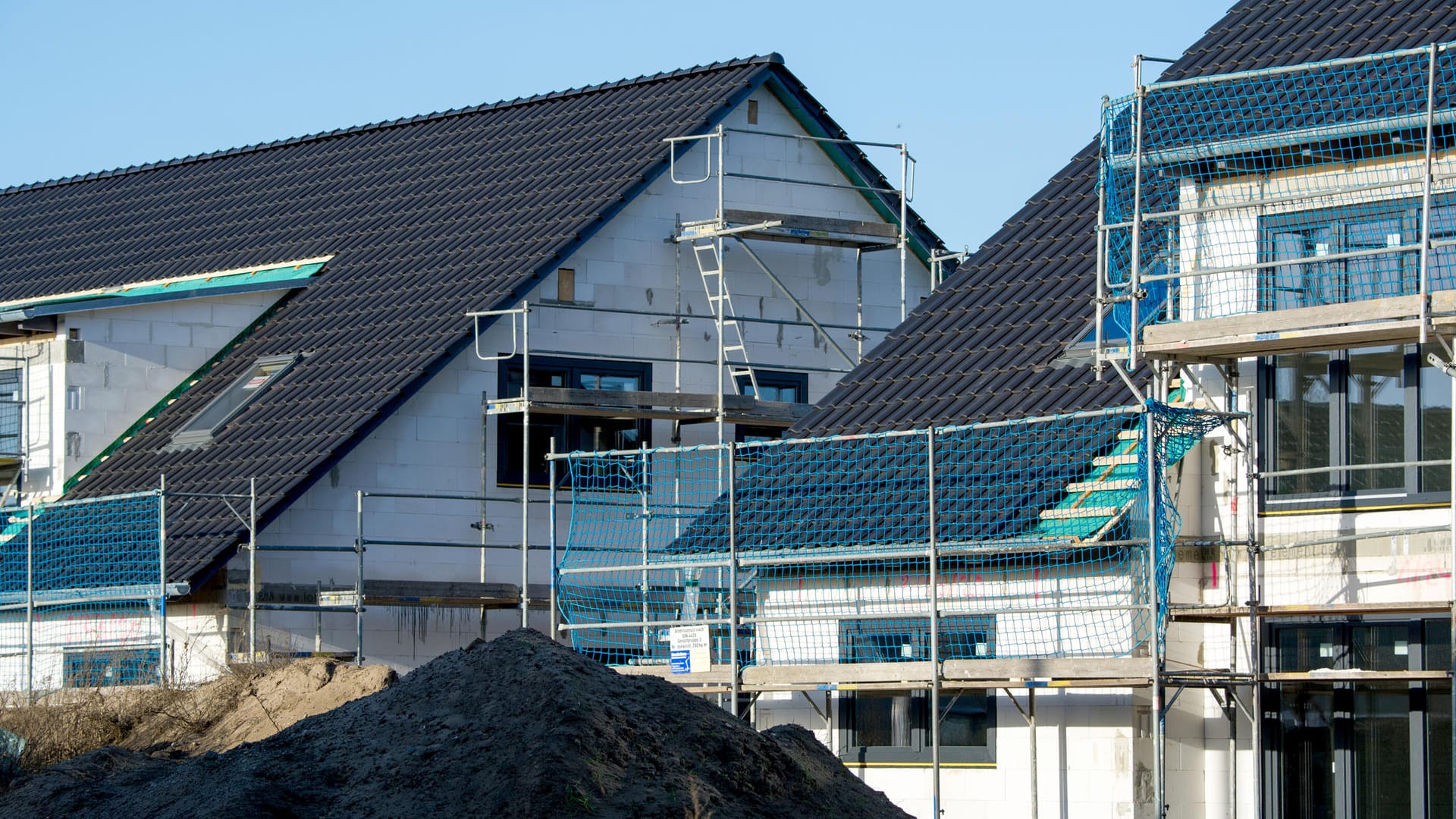 Haus im Bau (Symbolbild): Mit Wohn-Riester finanzieren Sie Ihre Immobilie mit staatlicher Förderung.