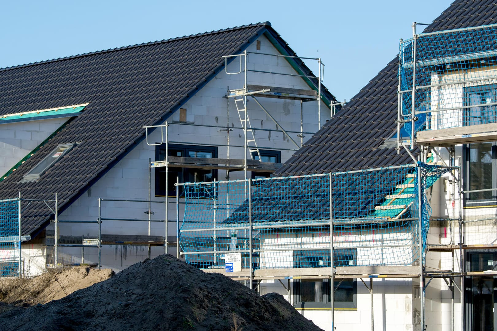 Haus im Bau (Symbolbild): Mit Wohn-Riester finanzieren Sie Ihre Immobilie mit staatlicher Förderung.