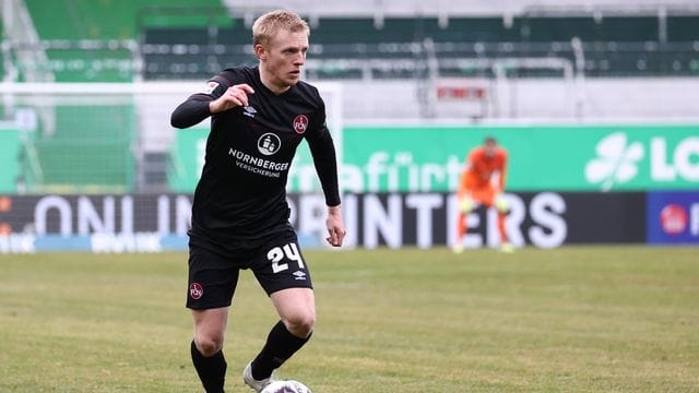 Der Nürnberger Mats Möller Daehli spielt den Ball.