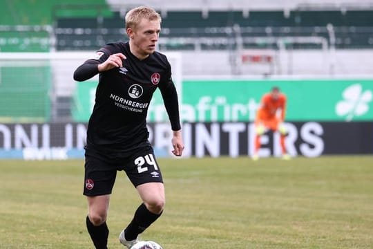 Der Nürnberger Mats Möller Daehli spielt den Ball.