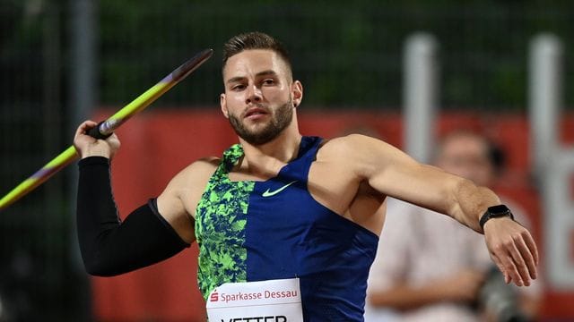 Speerwerfer Johannes Vetter wirft einen Sperr bei einem Leichtathletik-Wettbewerb.