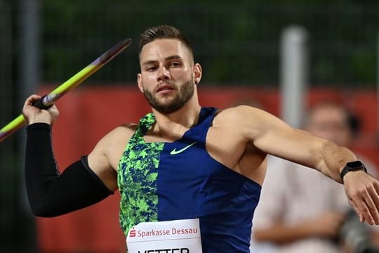 Speerwerfer Johannes Vetter wirft einen Sperr bei einem Leichtathletik-Wettbewerb.