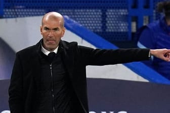 Zinedine Zidane, Trainer von Real Madrid, gibt Anweisungen vom Spielfeldrand.