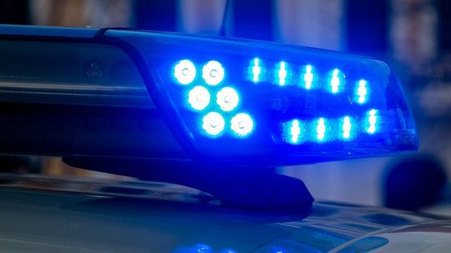 Ein Blaulicht der Polizei leuchtet auf Ein Blaulicht der Polizei leuchtet auf