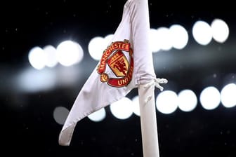 Eine Eckfahne mit dem Logo von Manchester United.