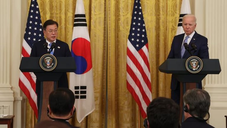 Der südkoreanische Präsident Moon Jae-in (l) und US-Präsident Joe Biden geben nach ihren Gesprächen im Weißen Haus in Washington eine gemeinsame Pressekonferenz.