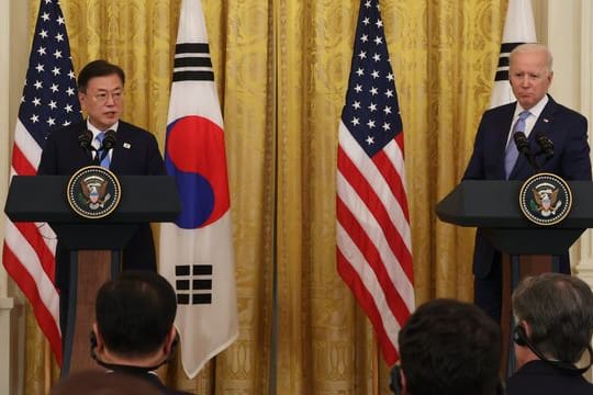 Der südkoreanische Präsident Moon Jae-in (l) und US-Präsident Joe Biden geben nach ihren Gesprächen im Weißen Haus in Washington eine gemeinsame Pressekonferenz.