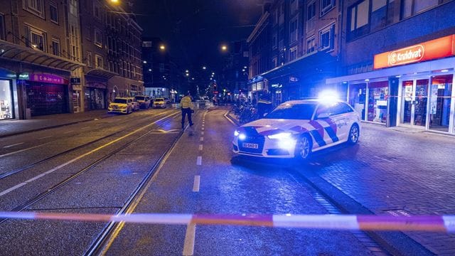 Ein Einsatzwagen in der Ferdinand Bolstraat in Amsterdam.