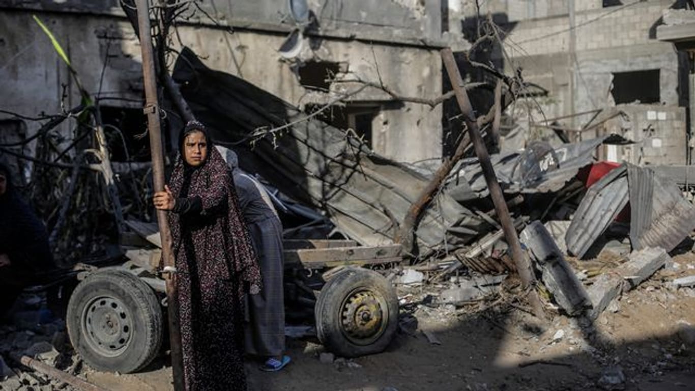 Eine Frau vor Trümmern in der Stadt Beit Chanun im Norden des Gazastreifens.
