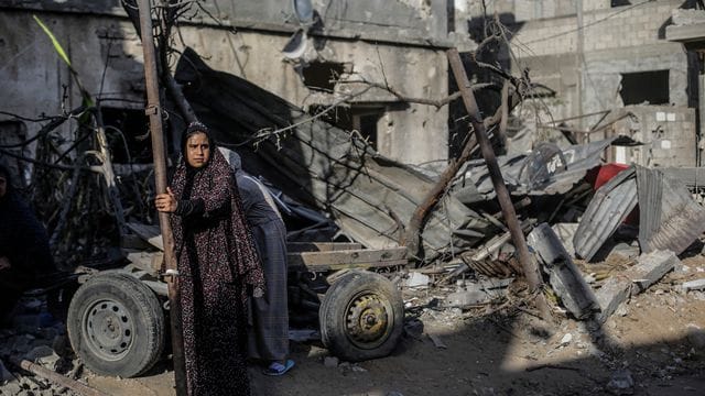 Eine Frau vor Trümmern in der Stadt Beit Chanun im Norden des Gazastreifens. Eine Frau vor Trümmern in der Stadt Beit Chanun im Norden des Gazastreifens.