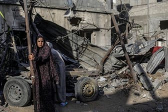 Eine Frau vor Trümmern in der Stadt Beit Chanun im Norden des Gazastreifens.