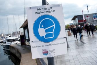 Ein Schild mit der Aufschrift "Ab hier gilt Maskenpflicht" hängt an der Promenade.