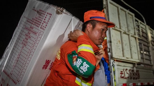 Rettungskräfte tragen Hilfsgüter in den Autonomen Kreis Yangbi Yi in der südwestchinesischen Provinz Yunnan. Rettungskräfte tragen Hilfsgüter in den Autonomen Kreis Yangbi Yi in der südwestchinesischen Provinz Yunnan.