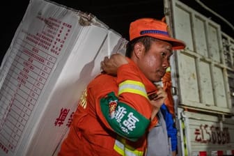Rettungskräfte tragen Hilfsgüter in den Autonomen Kreis Yangbi Yi in der südwestchinesischen Provinz Yunnan.