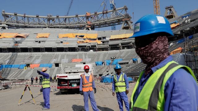 Bauarbeiter arbeiten am Lusail-Stadion, einem der Stadien der WM 2022. Bauarbeiter arbeiten am Lusail-Stadion, einem der Stadien der WM 2022.