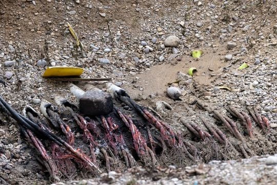 Unfall oder Absicht? Verschmorte Kabel auf der Baustelle in Haidhausen.
