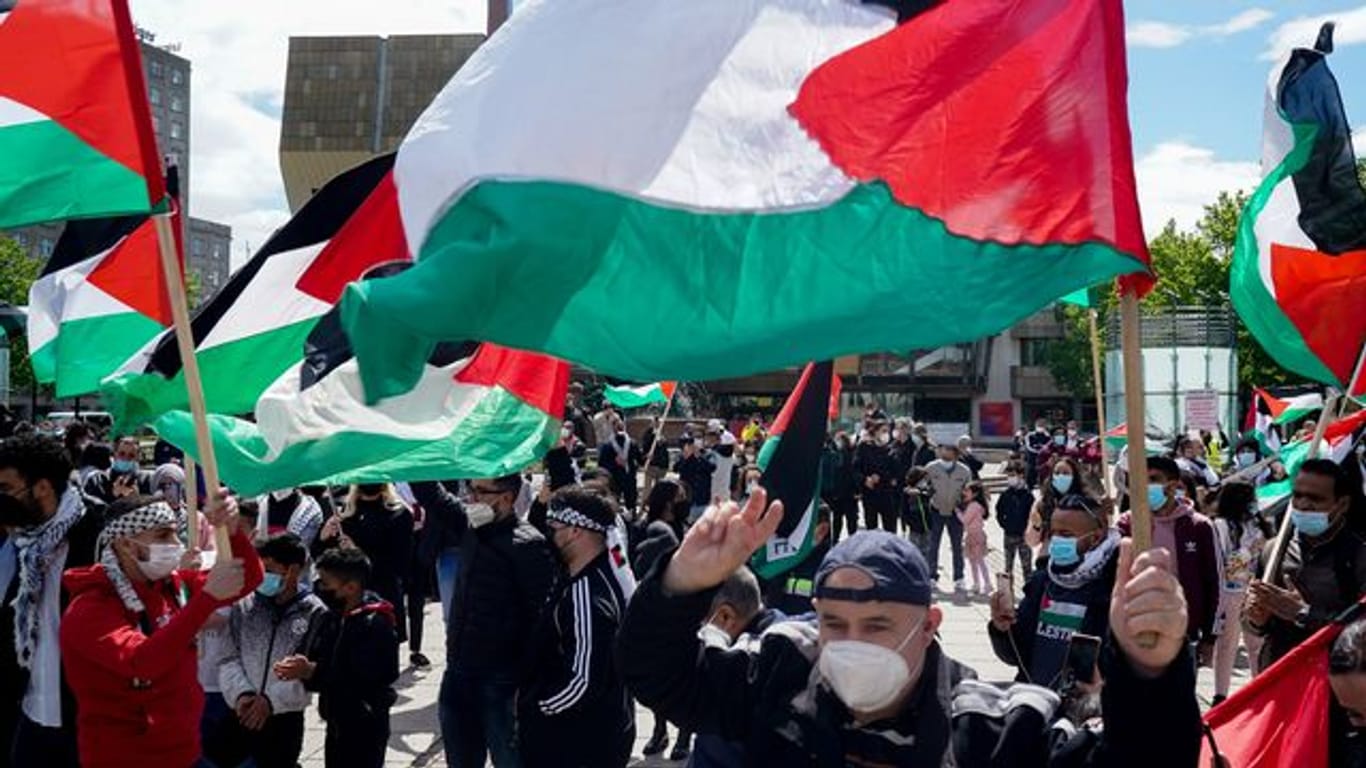 Demonstranten in Leipzig, die für die palästinensische Seite im Gaza-Konflikt auf die Straße gehen.