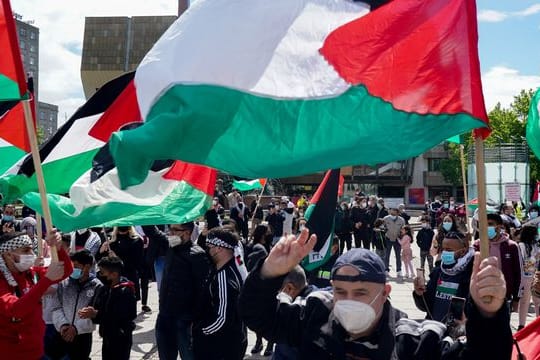 Demonstranten in Leipzig, die für die palästinensische Seite im Gaza-Konflikt auf die Straße gehen.