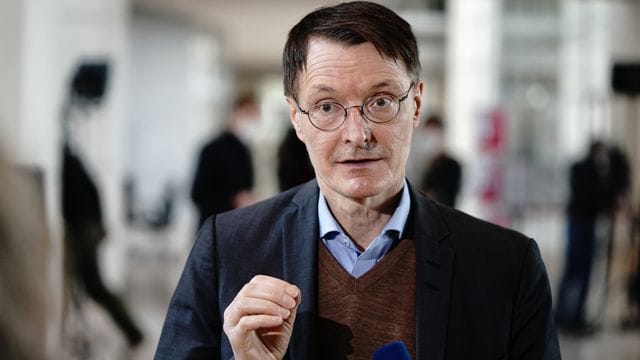 Karl Lauterbach, Gesundheitsexperte der SPD, gibt ein Interview.
