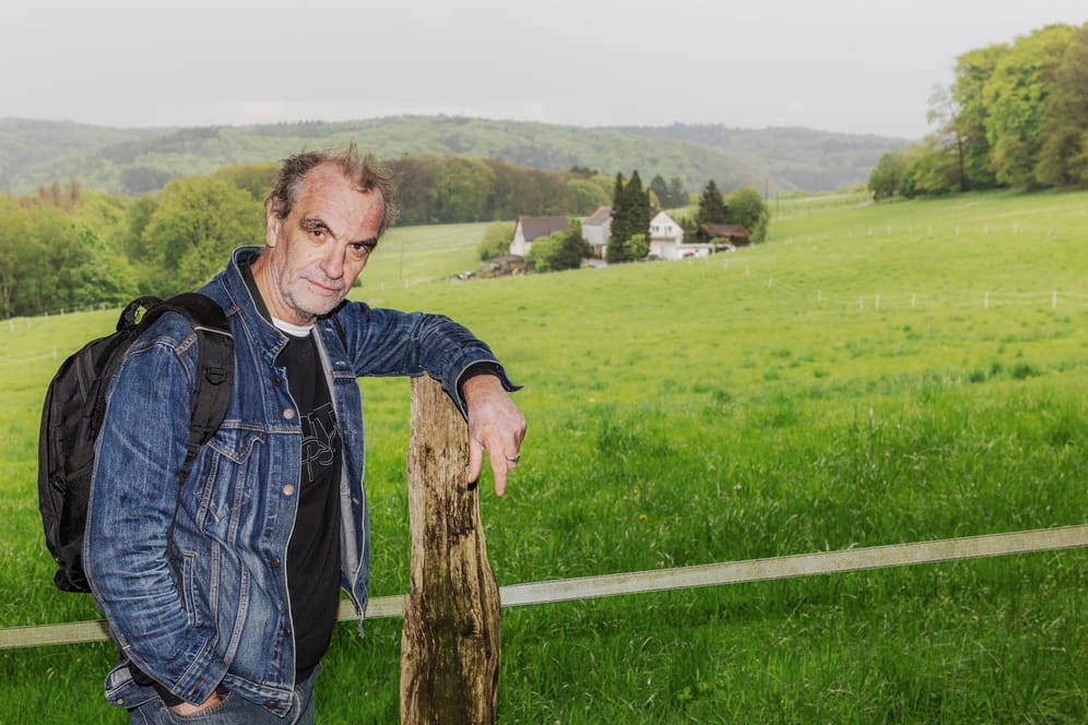Klaus Fiehe bei seiner Wanderung im Grünen: Die Natur hat für den Radiomoderator eine magische Anziehungskraft.