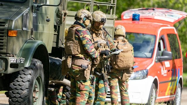Spezialkräfte suchen nach einem mutmaßlich rechtsextremen und bewaffneten Berufssoldaten. Spezialkräfte suchen nach einem mutmaßlich rechtsextremen und bewaffneten Berufssoldaten.