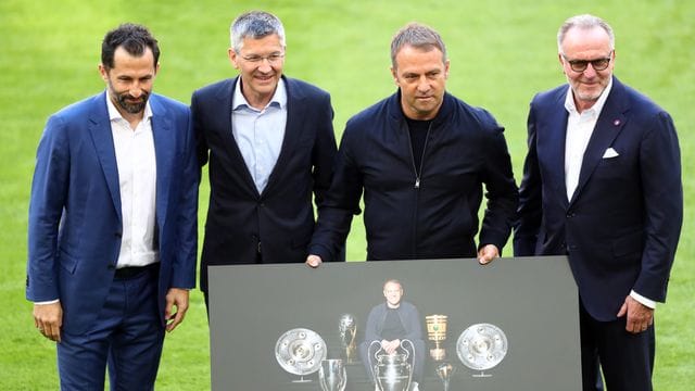 Bayerns Sportvorstand Hasan Salihamidžić, Präsident Herbert Hainer und Vorstandschef Karl-Heinz Rummenigge verabschieden Trainer Hansi Flick.