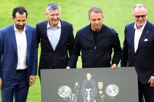 Bayerns Sportvorstand Hasan Salihamidžić, Präsident Herbert Hainer und Vorstandschef Karl-Heinz Rummenigge verabschieden Trainer Hansi Flick.