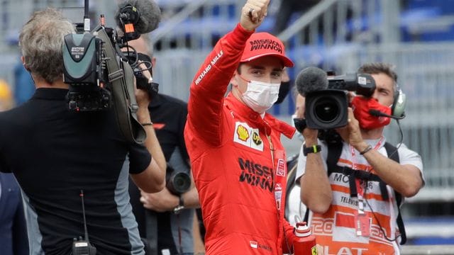 Ferrari-Pilot Charles Leclerc freut sich über die Pole Position in Monaco.