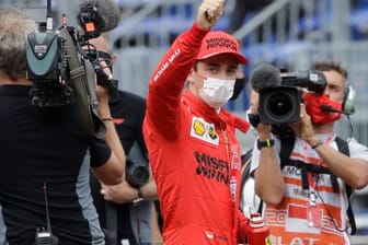 Ferrari-Pilot Charles Leclerc freut sich über die Pole Position in Monaco.