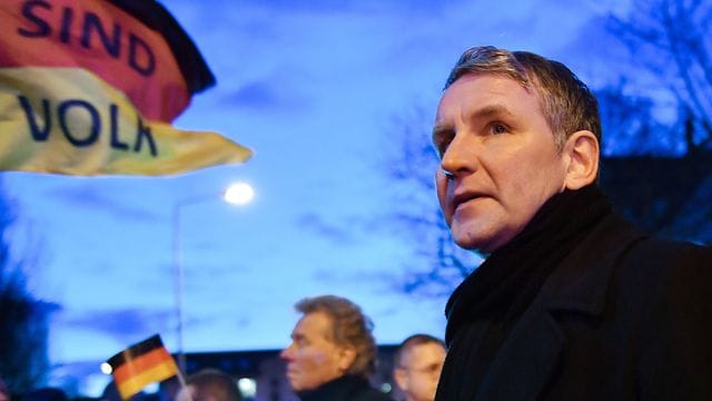 Björn Höcke, Fraktionschef der AfD im Thüringer Landtag, protestiert mit Mitgliedern und Anhängern der AfD am Thüringer Landtag.