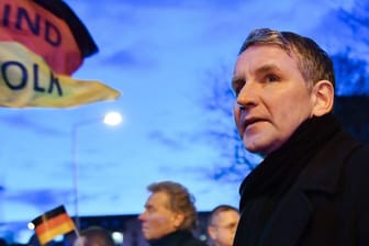 Björn Höcke, Fraktionschef der AfD im Thüringer Landtag, protestiert mit Mitgliedern und Anhängern der AfD am Thüringer Landtag.